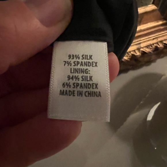 St. John silk dress gently used ( fits like small/ med 6/8) it’s a size 4 - Picture 6 of 9